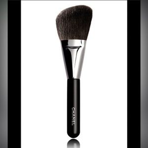 CHANEL PINCEAU POUDRE
BISEAUTE Angled Powder Brush